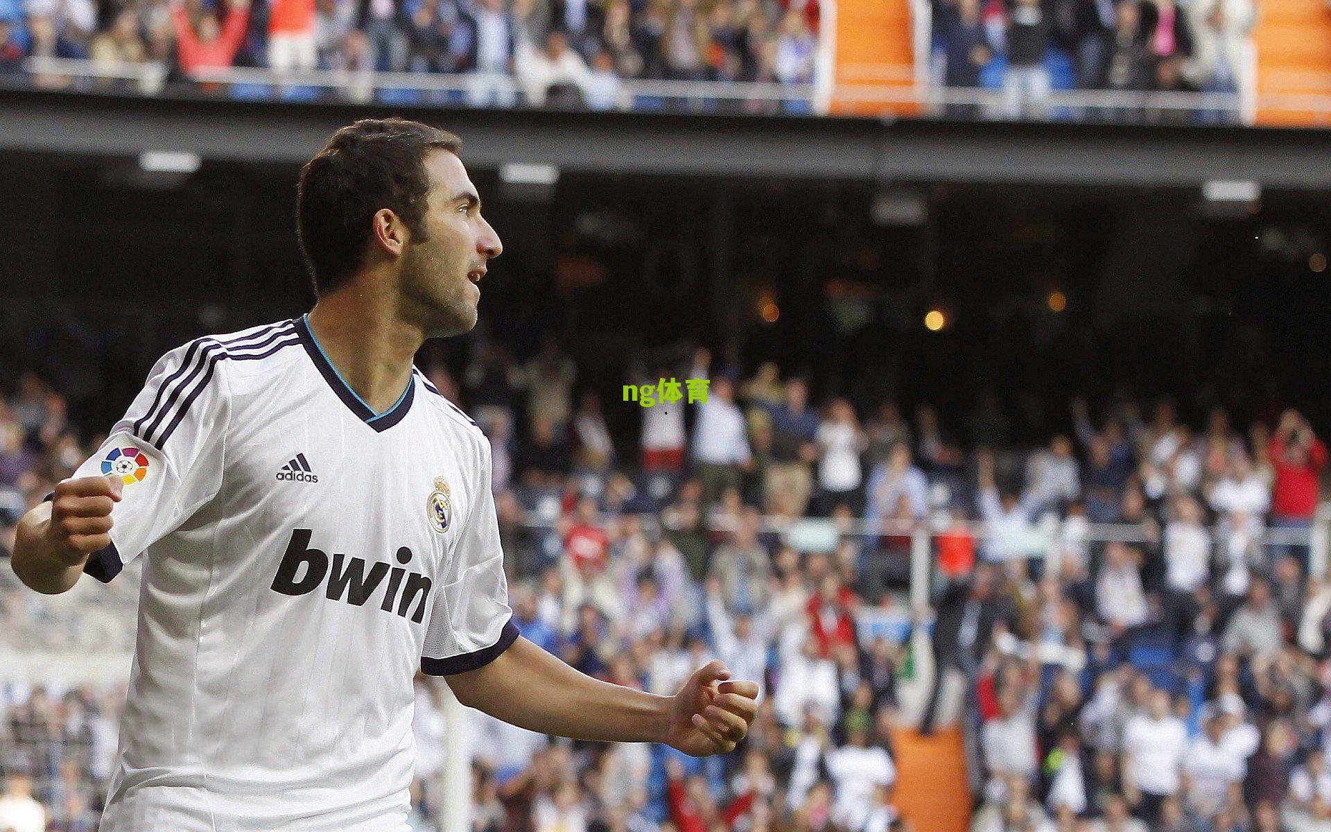 意甲争四白热化，那不勒斯主场迎战残阵帕尔马，双核驱动能否击穿铁桶阵？